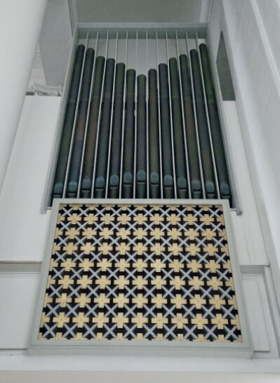 Blick auf Spieltisch und Pfeifen der Orgel
